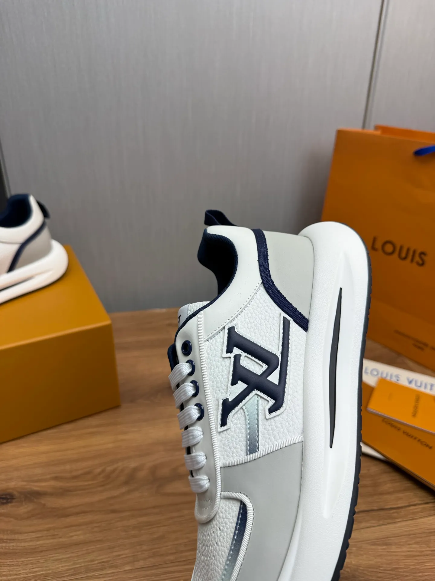 Men's shoes 💰820💰 Lv. Top purchasing agent 🇮🇹 Louis Vuitton, sports shoes counter synchronization, uppers imported from Italy, high-quality splicing and complex handicrafts, imported mesh pads are soft and comfortable, soles: original factory special soles, TPU exclusive movable molded soles super comfortable, original factory single goods, 🔍🔍high quality, you can enter and exit the counter at will, welcome to compare, code number 38-44 (Customized 38.45)
